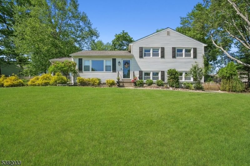 Backyard, Exterior, Facade, Split Level