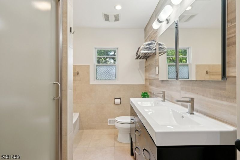Bathroom, Interior, Recessed Lighting