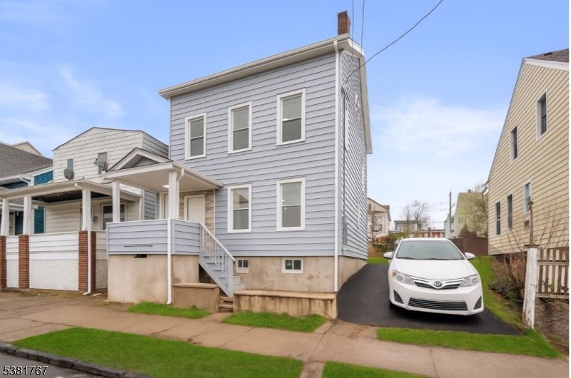 Exterior, Facade, American Foursquare