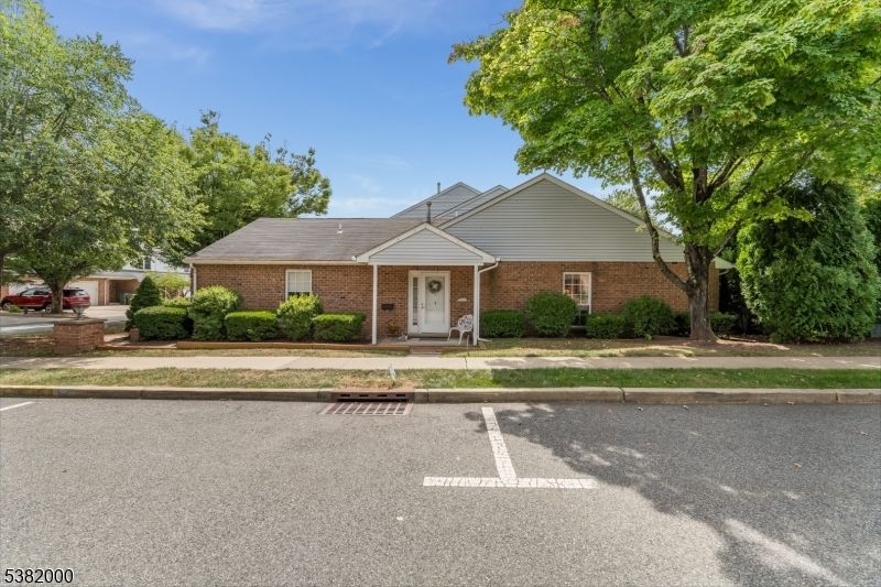 Exterior, Facade, Brick Facade, Ranch
