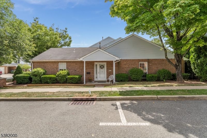 Exterior, Facade, Brick Facade, Ranch