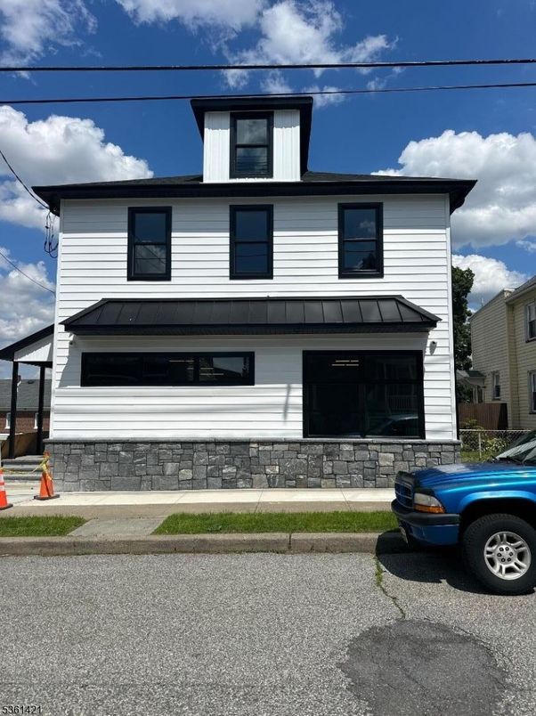 Exterior, Facade, American Foursquare