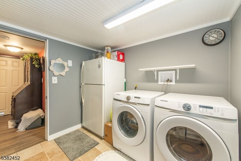 Interior, Washer, Wood Texture Flooring