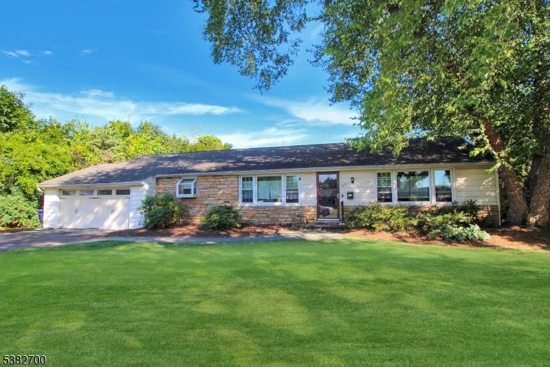 Attached, Exterior, Facade, Ranch