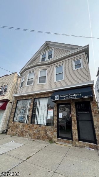 Exterior, Facade, Rowhouse