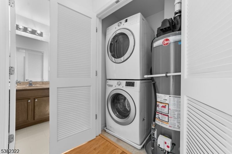 Interior, Utility Closets, Washer, Wood Texture Flooring