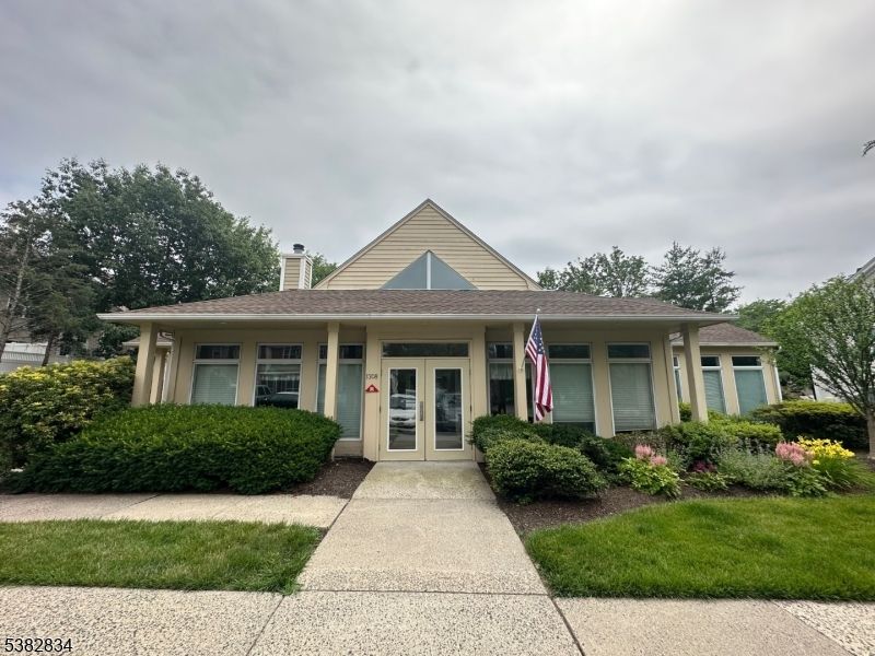 Exterior, Facade, Ranch