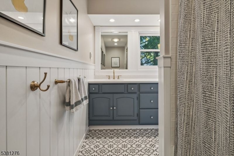 Bathroom, Interior, Recessed Lighting