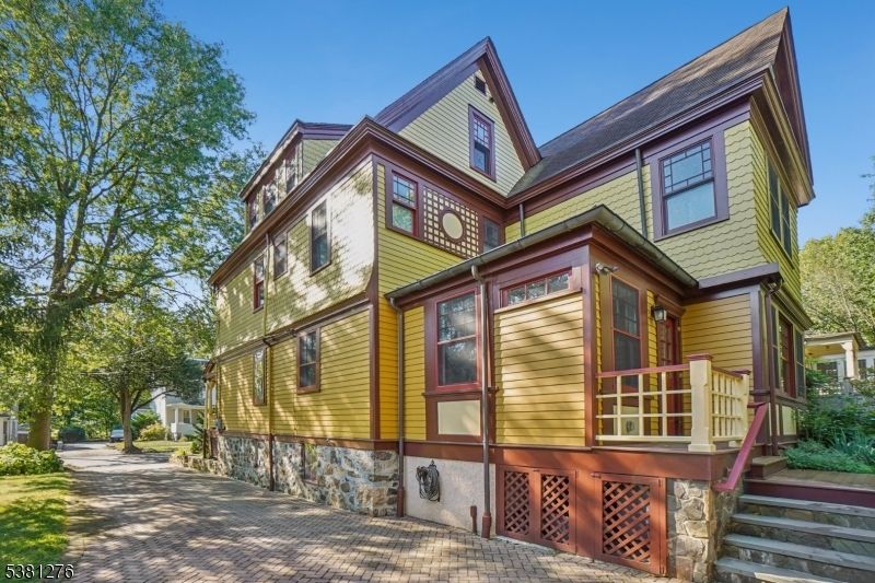 Exterior, Facade, Queen Anne Victorian