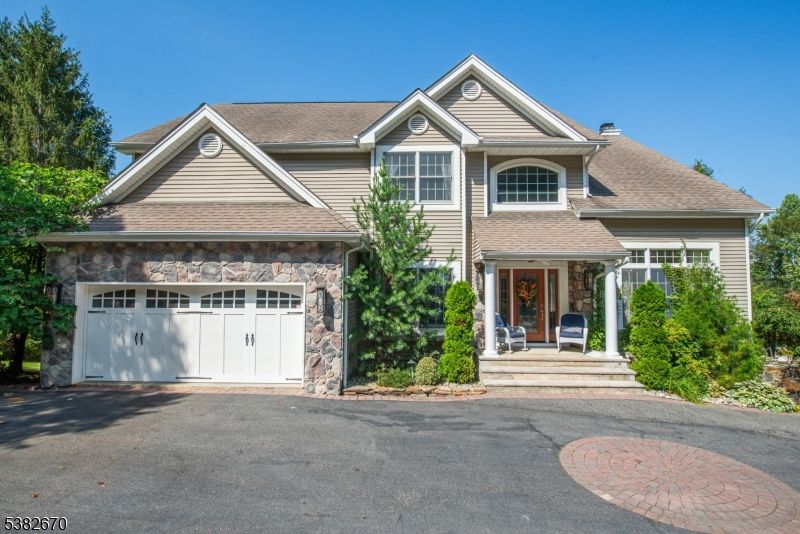 Attached, Exterior, Facade, American Craftsman