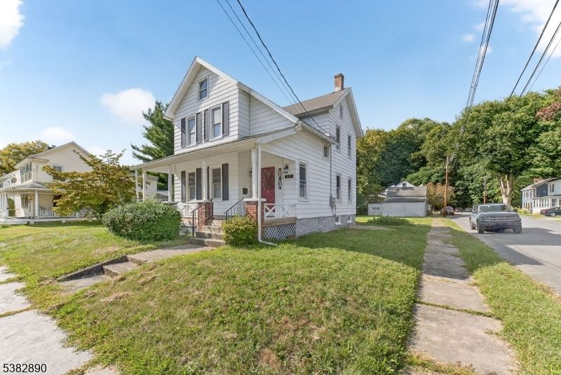 Backyard, Exterior, Facade, Queen Anne Victorian