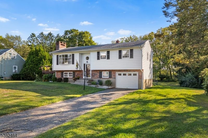 Attached, Exterior, Facade, Brick Facade, Raised Ranch
