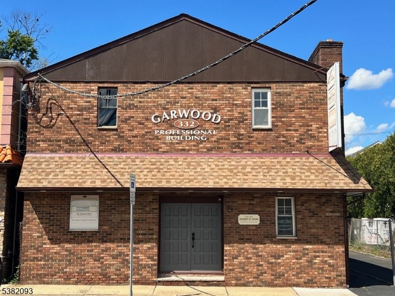 Exterior, Facade, Brick Facade, Cape Cod
