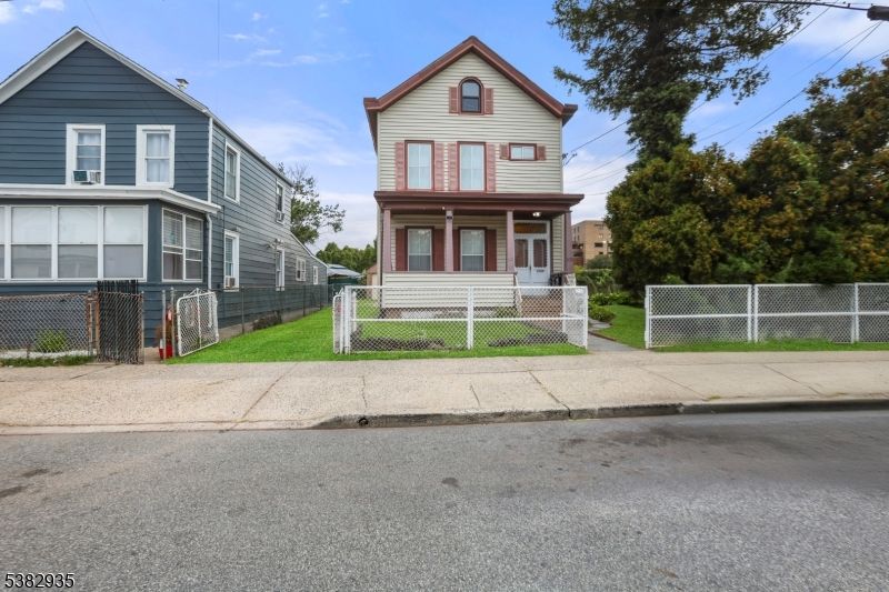 Exterior, Facade, Queen Anne Victorian