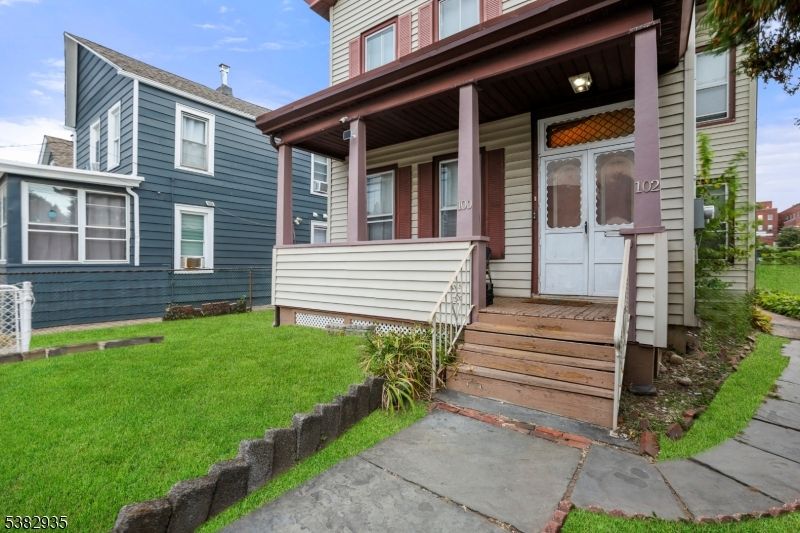 Exterior, Facade, American Foursquare