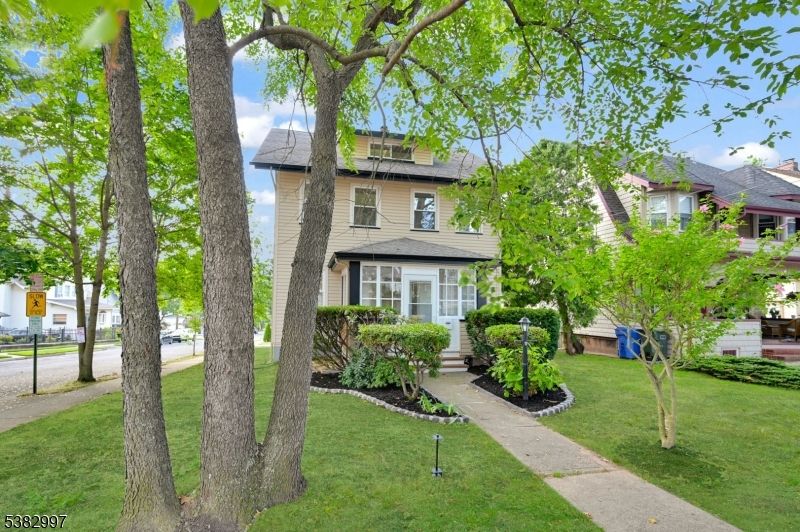 Exterior, Facade, Solar Panels, American Foursquare