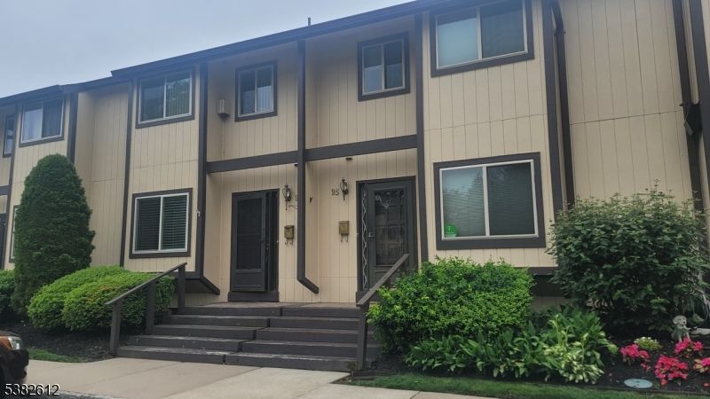 Exterior, Facade, Rowhouse