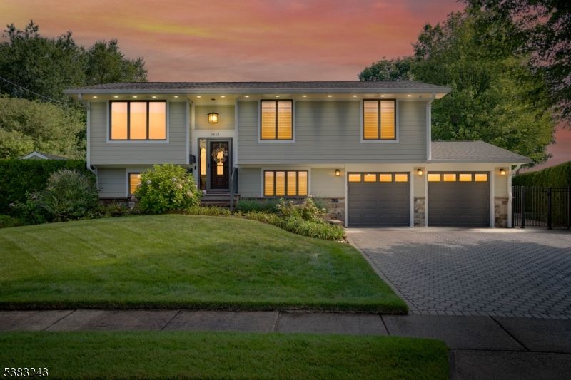 Attached, Exterior, Facade, Raised Ranch