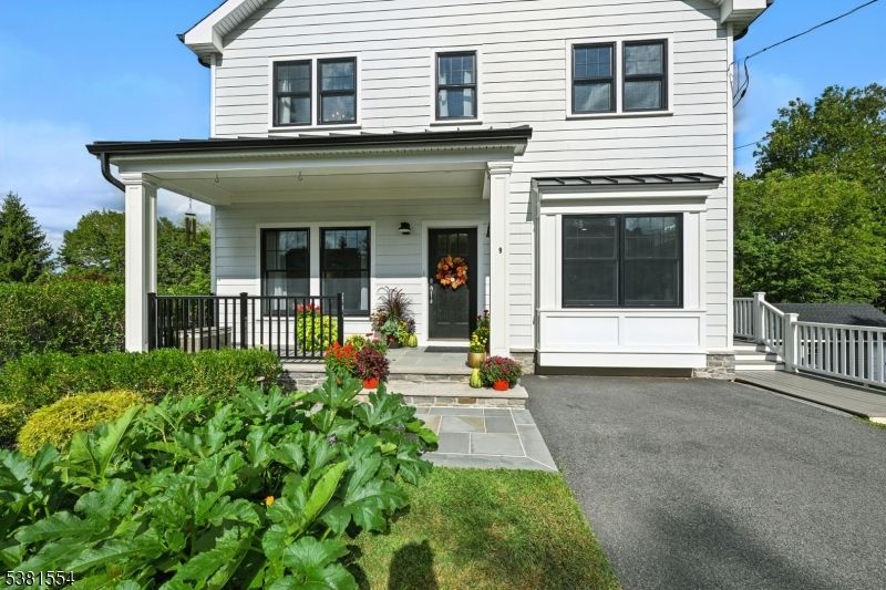 Exterior, Facade, Queen Anne Victorian