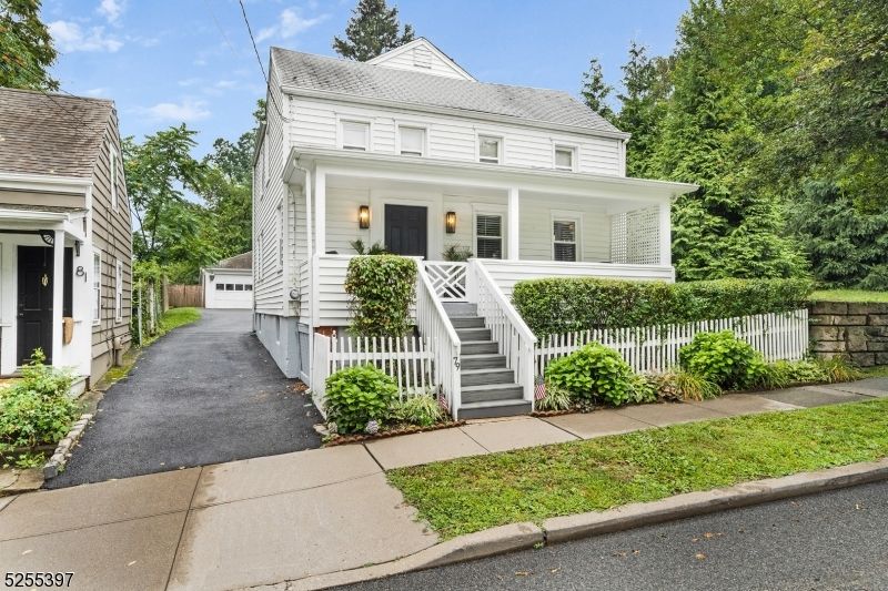 Exterior, Facade, Queen Anne Victorian