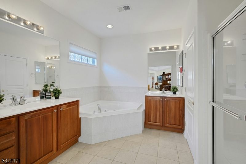 Bathroom, Dual Sink Vanities, Interior, Recessed Lighting
