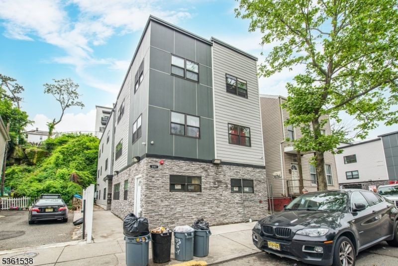 Exterior, Facade, Brick Facade, Rowhouse