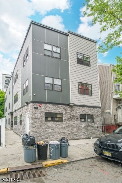 Exterior, Facade, Brick Facade, Rowhouse