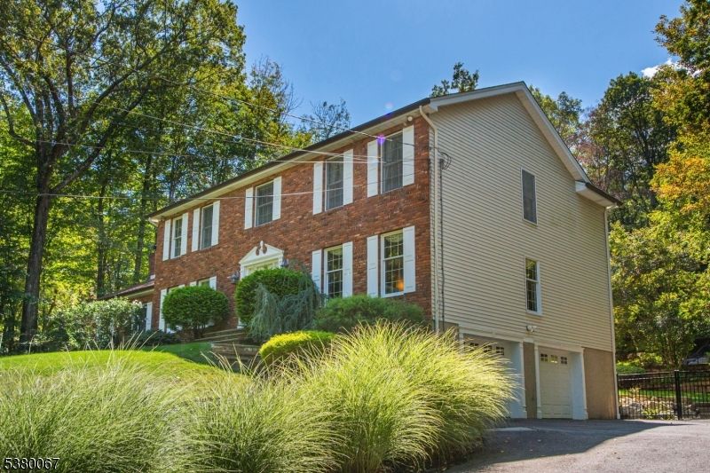 Attached, Exterior, Facade, Brick Facade, Georgian