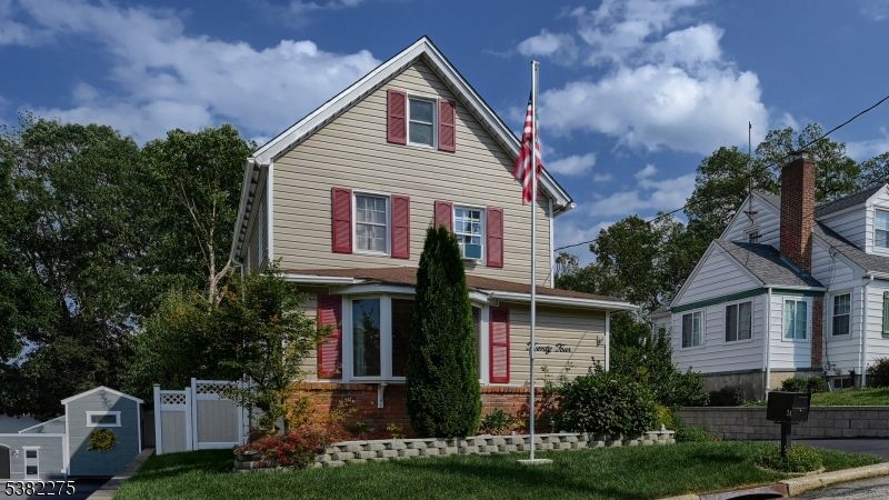 Attached, Exterior, Facade, Queen Anne Victorian