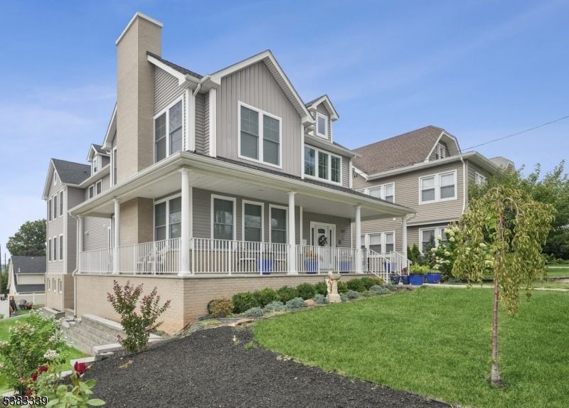 Exterior, Facade, Farmhouse