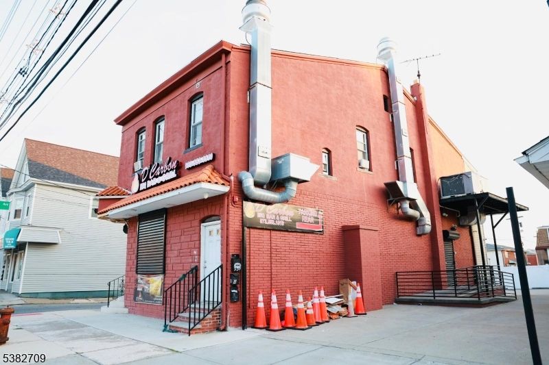 Exterior, Facade, Rowhouse
