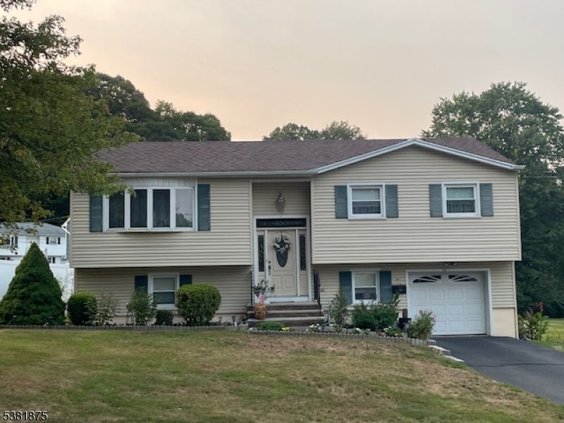 Attached, Exterior, Facade, Raised Ranch