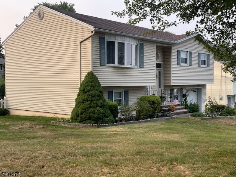Exterior, Facade, Brick Facade, Raised Ranch