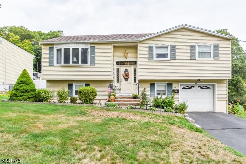 Attached, Exterior, Facade, Raised Ranch