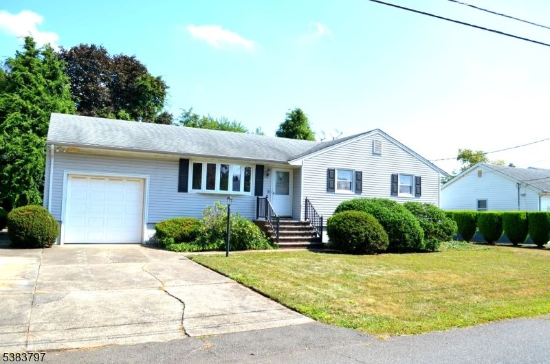 Attached, Exterior, Facade, Cape Cod