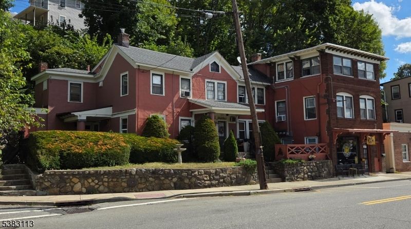Exterior, Facade, Rowhouse