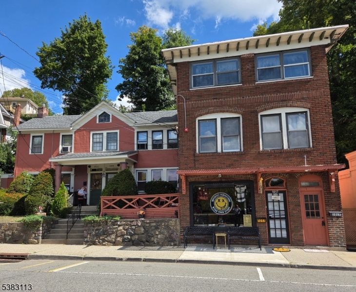 Exterior, Facade, Brick Facade, Rowhouse