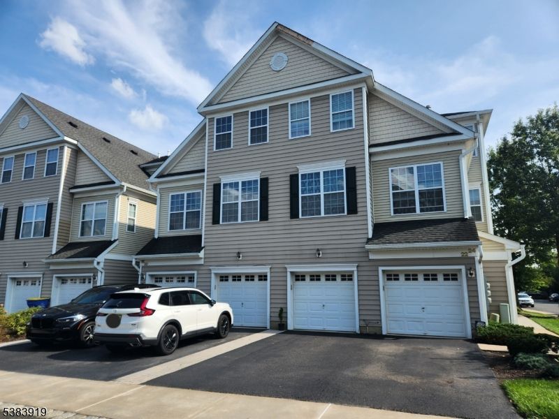 Attached, Exterior, Facade, Rowhouse