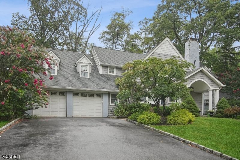 Attached, Exterior, Facade, Cape Cod