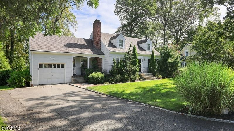 Attached, Exterior, Facade, Cape Cod