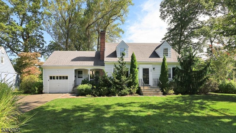 Attached, Exterior, Facade, Cape Cod