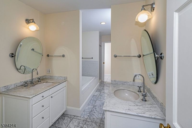 Bathroom, Dual Sink Vanities, Interior, Recessed Lighting