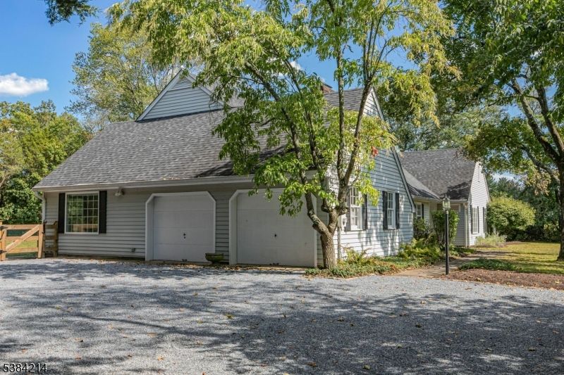 Attached, Exterior, Facade, Cape Cod