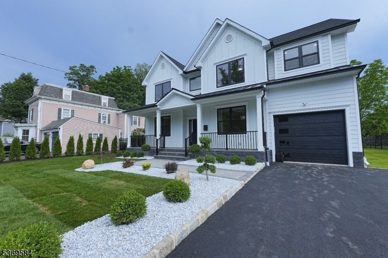 Attached, Exterior, Facade, Farmhouse