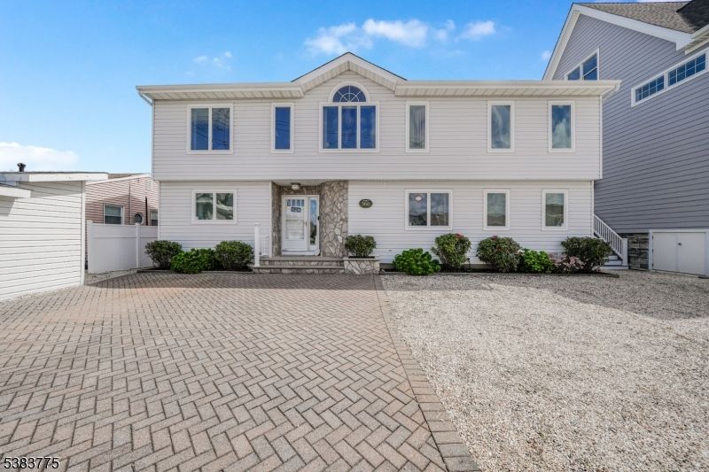 Attached, Exterior, Facade, Farmhouse