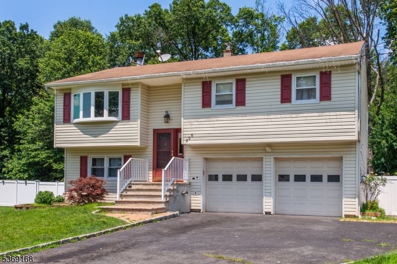 Attached, Exterior, Facade, Raised Ranch