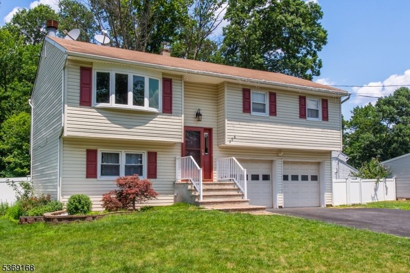 Attached, Exterior, Facade, Raised Ranch