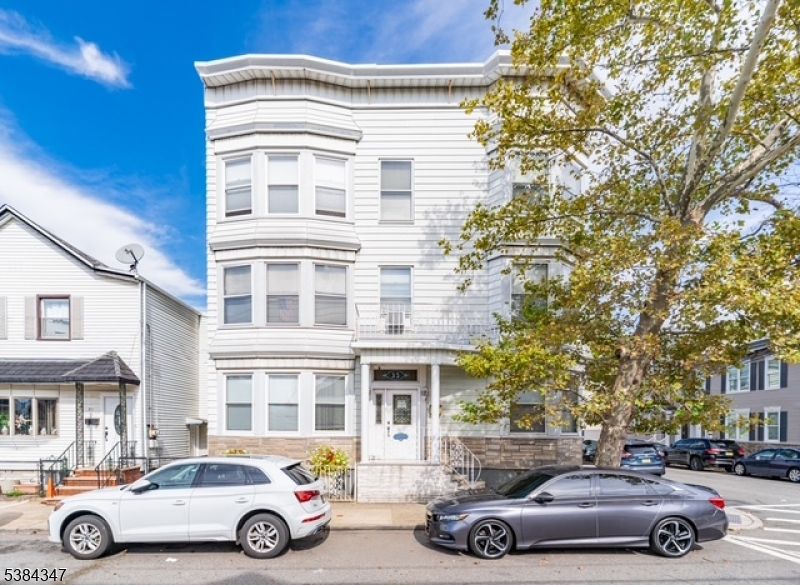 Exterior, Facade, Rowhouse