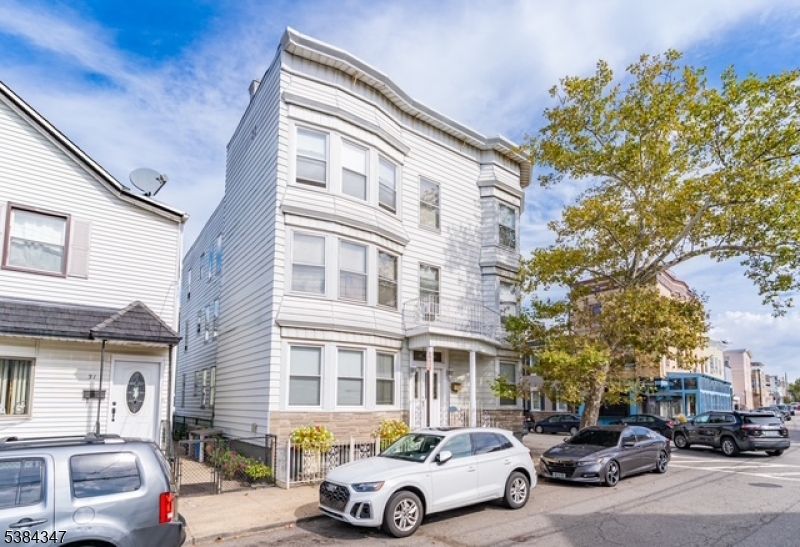 Exterior, Facade, Rowhouse