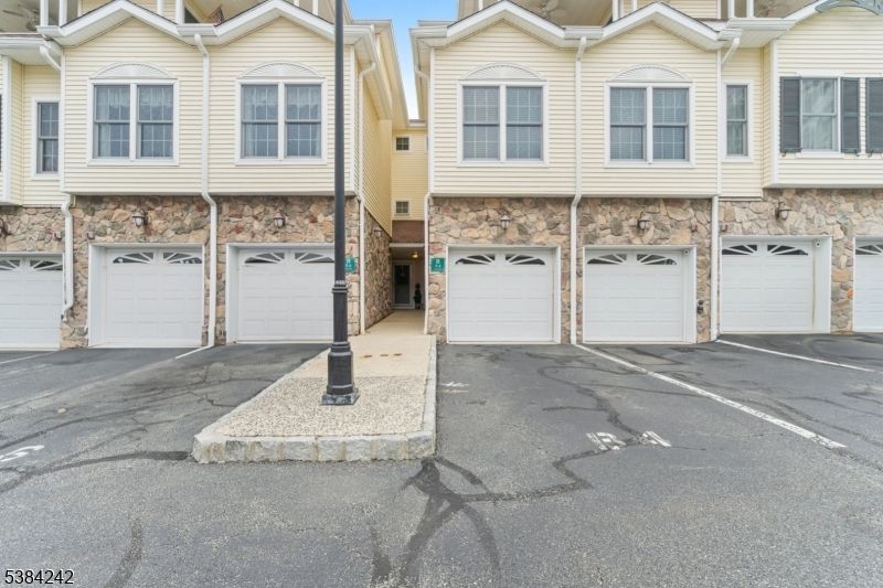 Attached, Exterior, Facade, Rowhouse
